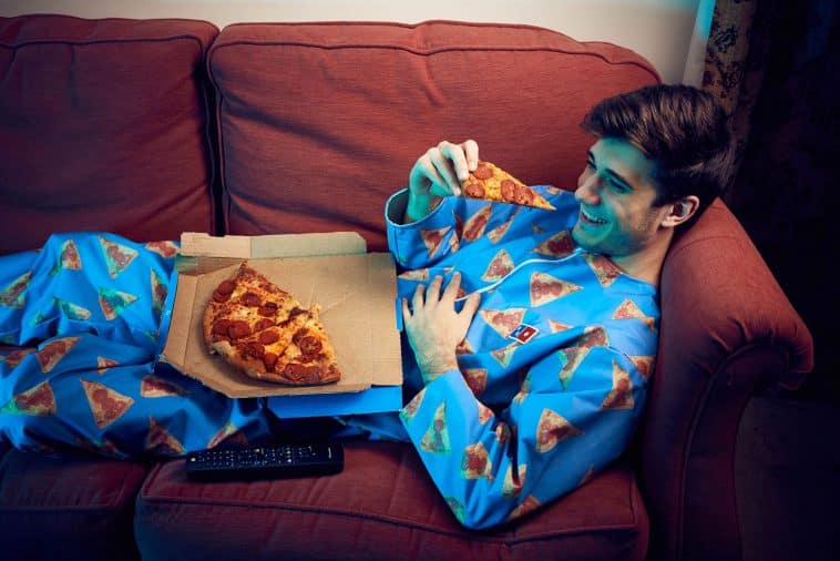 dominospizza_pyjama2-758x506