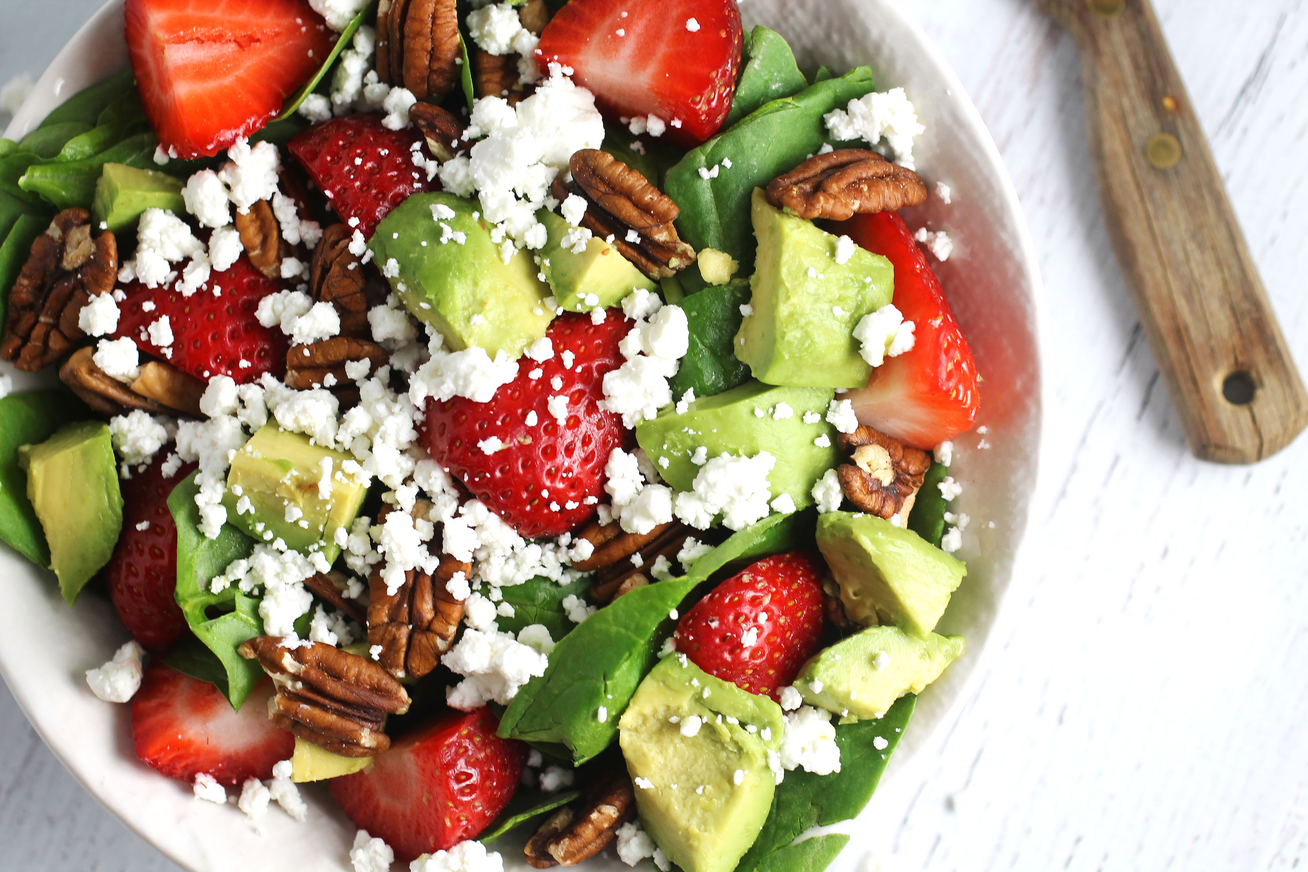 salade de fraises, avocats, noix et fromage