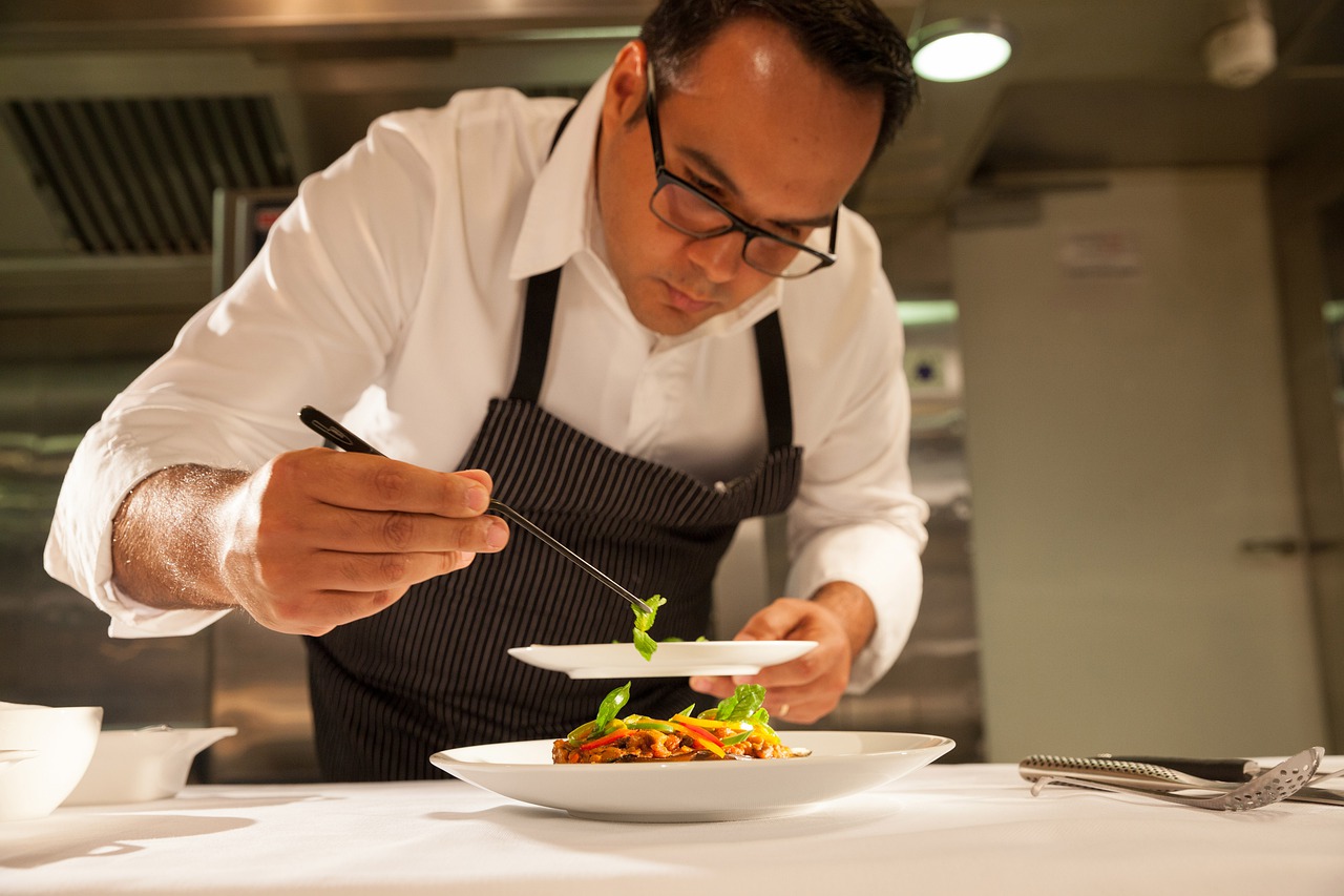 Un chef dresse une assiette avec précision